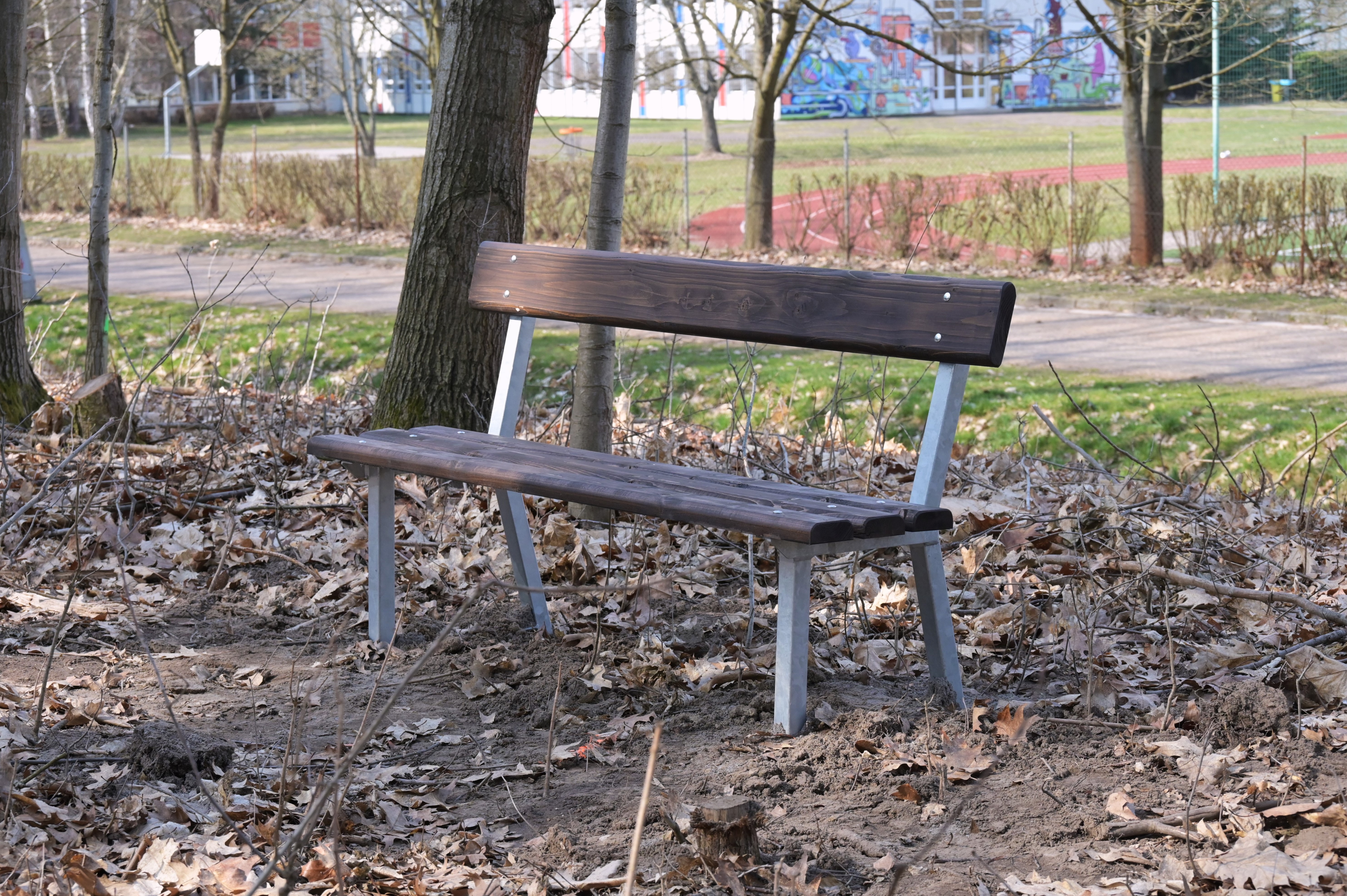 Lavičky v lesoparku 2